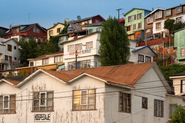 Castro, Chiloe Adası, Şili Gölü Bölgesi - Chiloe Adası Castro şehir merkezindeki geleneksel ahşap evler.