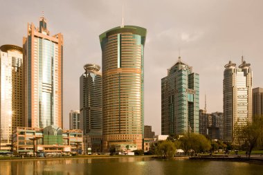Merkez Greenfield, Pudong, Şangay, Çin, Asya 'dan Lujiazui Finans Bölgesi' ndeki modern ofis binalarının silüeti.