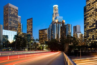 Şehir merkezindeki gökdelenlerin silüeti, Los Angeles, California, ABD