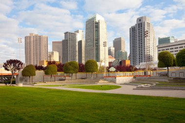 Yerba Buena Gardens ve San Francisco, California, ABD şehir merkezi silueti