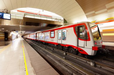 Santiago de Chile, Metropolitana Bölgesi, Şili, Güney Amerika Metro taşımacılık sistemi istasyonu ve treni.