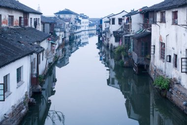 Suzhou, Jiangsu Eyaleti, Çin - Suzhou 'da geleneksel evler ve kanallar.
