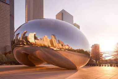 Chicago, Illinois, ABD - Millennium Park ve şehir silueti, sanatçı Anish Kapoor tarafından yaratılan ünlü heykel olan Cloud Gate 'e yansıdı.