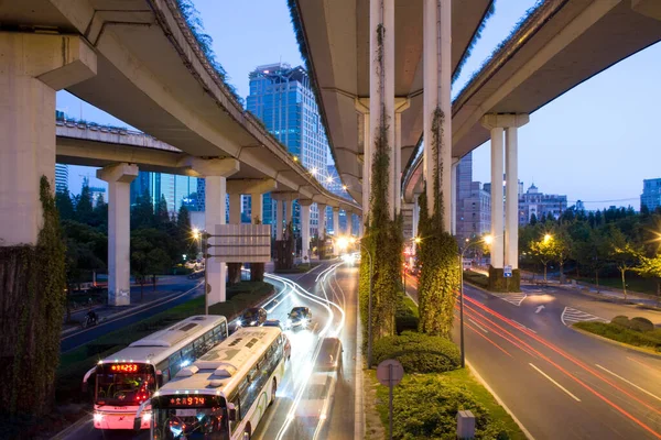 中国上海 延安路与上海崇岭交叉口的亚洲高架高速公路 — 图库照片