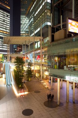 Shimbashi, Tokyo, Kanto Bölgesi, Honshu, Japonya - Modern ofis binaları ve Shiodome Area 'daki alışveriş merkezi.