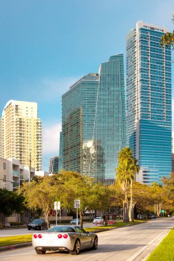 Brickell Bölgesi, Miami, Florida, ABD - Brickell Bulvarı 'ndaki lüks spor araba Miami şehir merkezindeki ofis binalarının önünde.
