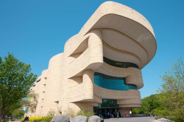 Washington, D.C., ABD - Smithsonian Institution 'ın Amerikan Yerlileri Ulusal Müzesi' nin ön cephesinin görüntüsü.