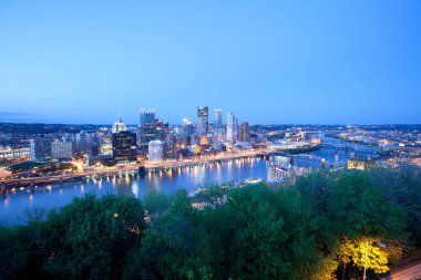 Pittsburgh ufuk çizgisinin panoramik görüntüsü geceleyin, Pennsylvania, ABD