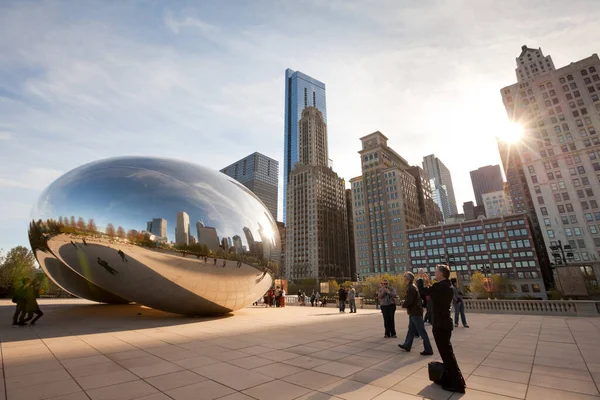 Чикаго Штат Іллінойс Сша Лінія Будівель Туристів Парку Мілленіум Центрі — стокове фото