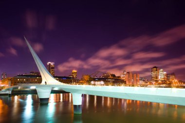 Puente de La Mujer adında bir köprü, ve Puerto Madero 'da şehir silueti, Başkent Federal, Buenos Aires, Arjantin, Güney Amerika