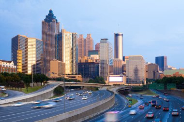 Atlanta şehir merkezi gün batımında Georgia, ABD otoyolunda trafik var.