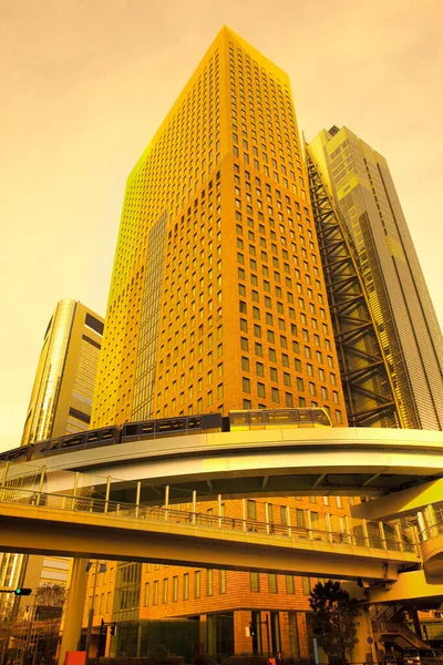 日本本州本州东京市Shimbashi区Shiodome地区摩天大楼的天际线 配有高架火车 — 图库照片