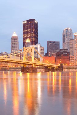 Pittsburgh, Pennsylvania, ABD - Şehir merkezi ufuk çizgisi ve Andy Warhol Köprüsü Allegheny Nehri üzerinde.