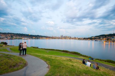Seattle, Washington Eyaleti, ABD - Lake Union ve Benzin İşçileri Parkı 'ndan şehir silüeti.