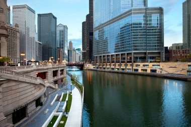 Chicago, Illinois, ABD - Chicago nehir yolu ve Chicago Nehri ile Chicago şehir merkezi.