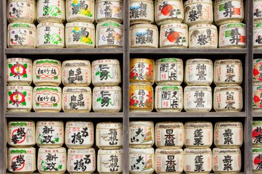 Kamakura, Kanagawa Bölgesi, Japonya - Tsurugaoka Hachimangu Tapınağı dışındaki Sake Fıçılarının Ayrıntıları.