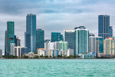 Miami 'deki Brickell siluetinin geniş bir görüntüsü. Rıhtım boyunca çağdaş mimarisi var..