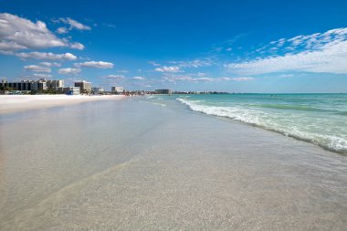 Florida, Sarasota 'daki Siesta Key plajının göz kamaştırıcı manzarası. Saf beyaz kumlarıyla ünlüdür..