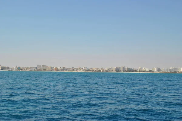 海と水の青と青い海の背景の都市 — ストック写真