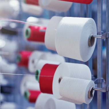 Modern tekstil fabrikası. Satırları otomatik makineleri, iplik üretim için.