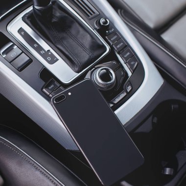 Smartphone ile modern bir araba iç ikili fotoğraf makinesi