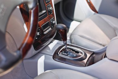 Eski lüks modern araba iç, bej rengi, elektronik düğmeler, otomatik vites kolu