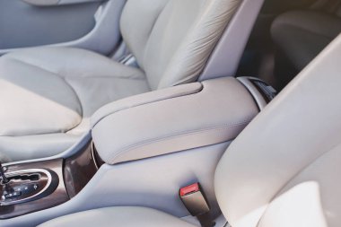 Eski lüks modern araba iç, bej rengi, elektronik düğmeler, otomatik vites kolu