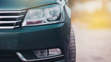 Farlar ve modern mavi arabanın kaputuna