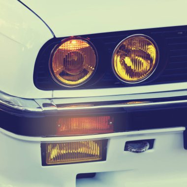 eski spor araba sarı farlar