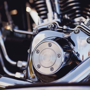 motosiklet motoru yakın çekim yansımalar ile parlak krom