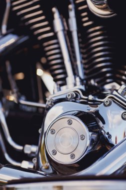 motosiklet motoru yakın çekim yansımalar ile parlak krom