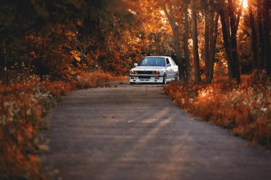 Rivne, Ukrayna - 07 Temmuz 2018: Orijinal Bmw M3 e30 outdors, spor jantlar, tunning, parlak ve parlak eski klasik retro oldtimer.