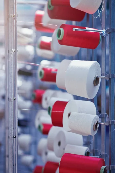 Modern Tekstil Fabrikası Satırları Otomatik Makineleri Iplik Üretim Için — Stok fotoğraf