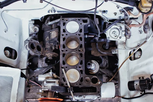 发动机阀门汽车的维修 四缸发动机的气缸块 供修理的拆散机动车辆 — 图库照片