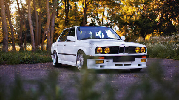 Ровно, Украина - 07 июля 2018 года: Оригинальные BMW M3 e30 outdors, спортивные колеса, тюнинг, глянцевые и блестящие старые классические ретро
.
