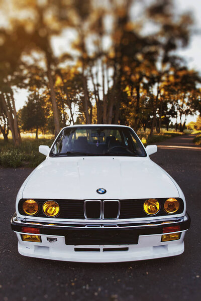 Ровно, Украина - 07 июля 2018 года: Оригинальные BMW M3 e30 outdors, спортивные колеса, тюнинг, глянцевые и блестящие старые классические ретро
.