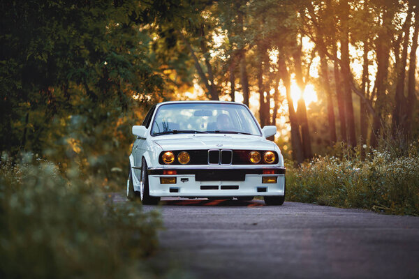 Ровно, Украина - 07 июля 2018 года: Оригинальные BMW M3 e30 outdors, спортивные колеса, тюнинг, глянцевые и блестящие старые классические ретро
.
