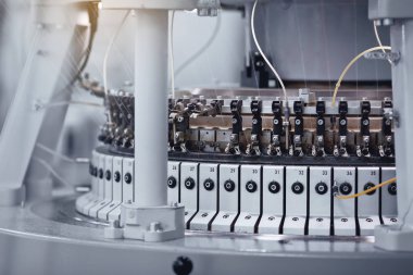 Tekstil Fabrikası. Fabrika imalatı iş parçacığı. Satırları otomatik makineleri, iplik üretim için. Modern tekstil tesisi.