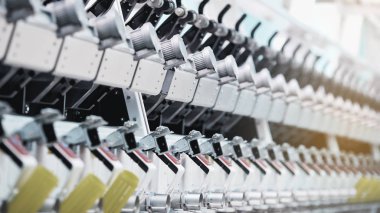 Tekstil Fabrikası. Fabrika imalatı iş parçacığı. Satırları otomatik makineleri, iplik üretim için. Modern tekstil tesisi.