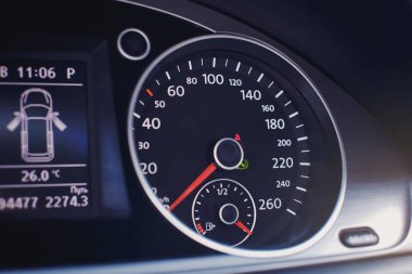 Modern araba Pano. Hızölçer, yakıt seviyesi ve panel ekran simgeleri.