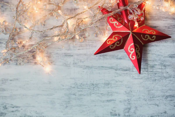 白色木质背景灯的圣诞明星 — 图库照片