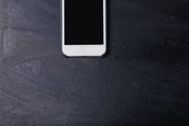 Siyah arka planda ekranlı akıllı telefon.