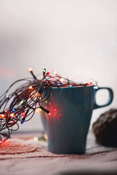 Linda Xícara Janela Com Luzes Natal Decorações — Fotografia de Stock