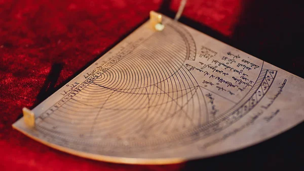 Velho Calendário Astrológico Árabe Perto — Fotografia de Stock