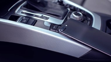 Smartphone ile modern bir araba iç ikili fotoğraf makinesi