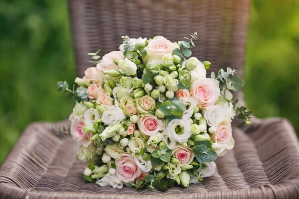 美しい結婚式の花束 結婚式の花束 おしゃれなウェディングブーケの花嫁 — ストック写真