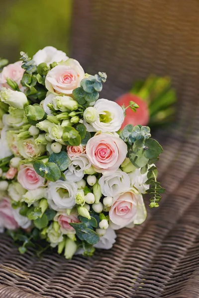 美しい結婚式の花束 結婚式の花束 おしゃれなウェディングブーケの花嫁 — ストック写真