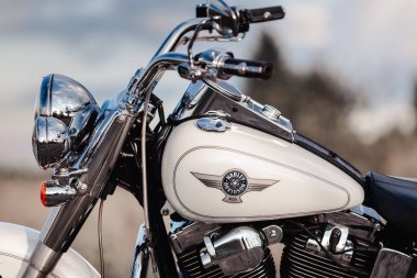 Rivne, Ukrayna - 09 Aralık 2019: Harley-Davidson Fat Boy motosiklet detayı. Motosiklet motoru egzoz boruları.
