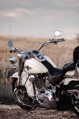 Rivne, Ukrayna - 09 Aralık 2019: Harley-Davidson Fat Boy motosiklet detayı. Motosiklet motoru egzoz boruları.
