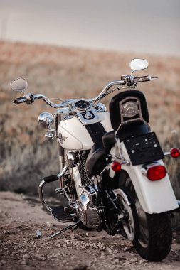 Rivne, Ukrayna - 09 Aralık 2019: Harley-Davidson Fat Boy motosiklet detayı. Motosiklet motoru egzoz boruları.